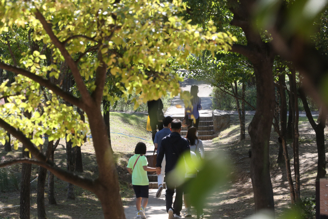 맑은 가을 날씨를 보인 지난 20일 서울 선유도공원을 찾은 시민들이 산책을 즐기고 있다. /연합뉴스