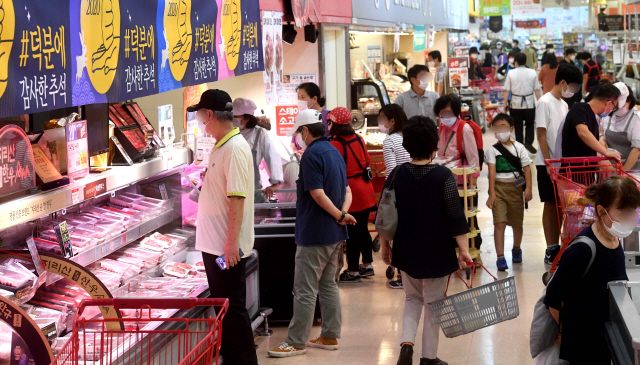 지난 20일 서울 중구의 한 대형마트가 명절 선물과 제수용품을 구매하려는 고객들로 붐비고 있다./권욱기자 2020.9.20