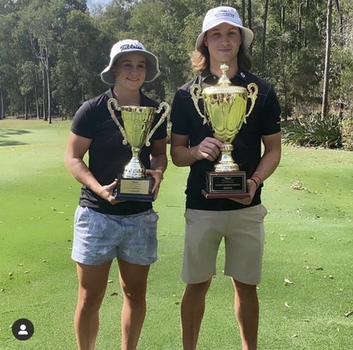 지역 골프대회에서 우승한 테니스 스타 애슐리 바티(왼쪽). /출처=골프 오스트레일리아 소셜미디어