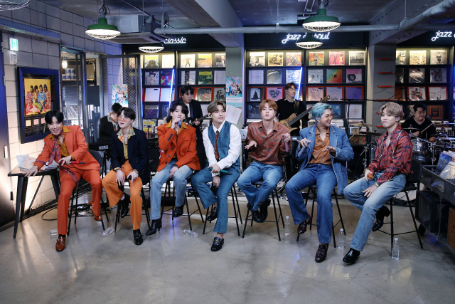 그룹 방탄소년단(BTS)이 21일 공개한 미국 NPR 라디오 ‘타이니 데스크 콘서트’ 출연 영상. 서울 이태원에 위치한 현대카드 ‘바이닐&플라스틱’에서 촬영이 이뤄졌다. /사진제공=빅히트엔터테인먼트