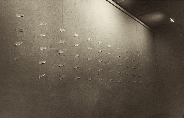 홍명섭의 1978년 행위예술 ‘de-veloping ; the wall’ /사진제공=경기도미술관