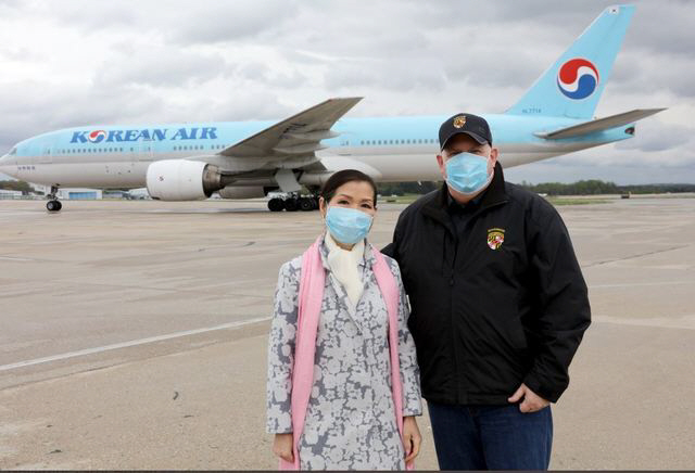 래리 호건(오른쪽) 미국 메릴랜드주지사와 그의 한국계 아내인 유미 호건./래리 호건 미 메릴랜드 주지사 트위터 캡처