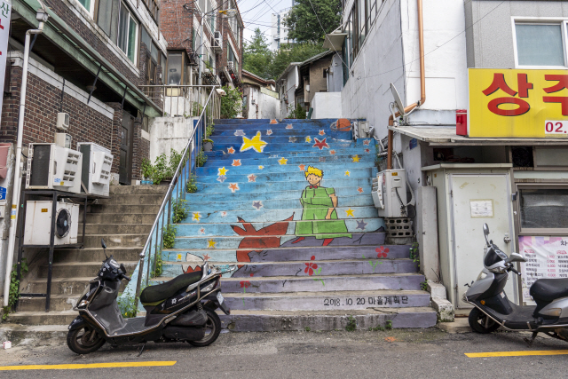 아현동 고갯길 환일로1길에 어린왕자 벽화가 그려져 있다. 이 길은 영화 ‘기생충’에 등장하면서 유명세를 타고 있다./사진제공=서울관광재단