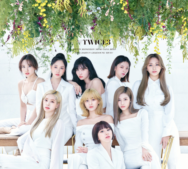 트와이스, '#TWICE3' 앨범으로 日오리콘 주간 앨범차트 7번째 정상
