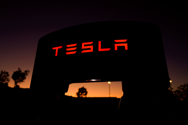 미국 캘리포니아주 산타클라리타에 자리 잡은 테슬라의 슈퍼차저(테슬라 전용 급속 충전기) 충전소. /로이터연합뉴스