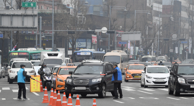 서울시청 차량공해저감과 친환경기동반 관계자들이 미세먼지 저감조치가 시행된 지난해 12월 10일 서울광장 인근 도로에서 경유차량을 대상으로 배출가스 단속을 벌이고 있다./서울경제DB