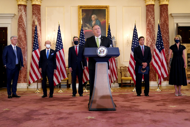 마이크 폼페이오(앞쪽) 미국 국무장관이 21일(현지시간) 워싱턴DC 국무부 청사에서 열린 기자회견에서 로버트 오브라이언(뒷줄 왼쪽부터) 백악관 국가안보보좌관, 윌버 로스 상무장관, 스티븐 므누신 재무장관, 마크 에스퍼 국방장관, 켈리 크래프트 유엔주재 미국대사 등이 지켜보는 가운데 이란에 대한 유엔 제재 복원 방침을 발표하고 있다.  /로이터연합뉴스