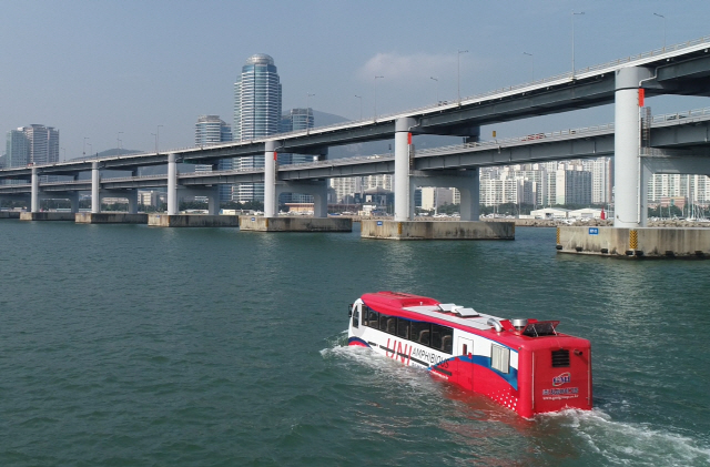 부산 지역기업인 지엠아이(GMI)그룹이 국산 기술로 제작한 수륙양용버스가 광안리 앞바다를 운행하고 있다./사진제공=GMI그룹