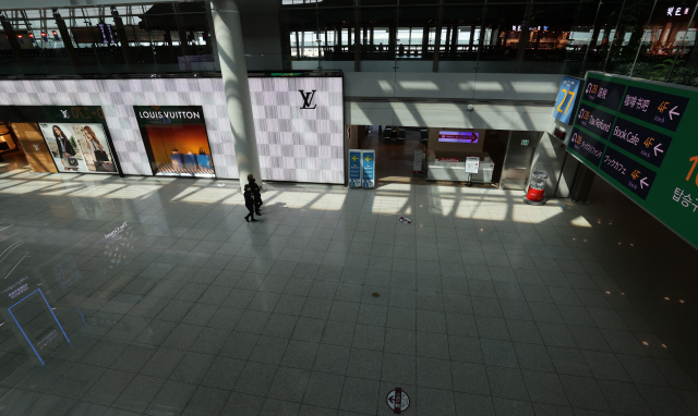 22일 오후 인천국제공항 1터미널 면세구역이 한산하다. /연합뉴스