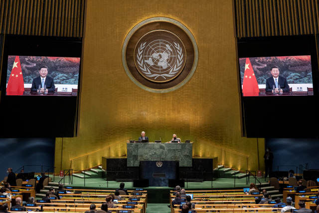 22일(현지시간) 미국 뉴욕 맨해튼의 유엔 본부에서 75회 유엔총회 국가 정상연설에 화상으로 참여한 시진핑 중국 국가주석의 연설이 스크린을 통해 중계되고 있다. /로이터연합뉴스