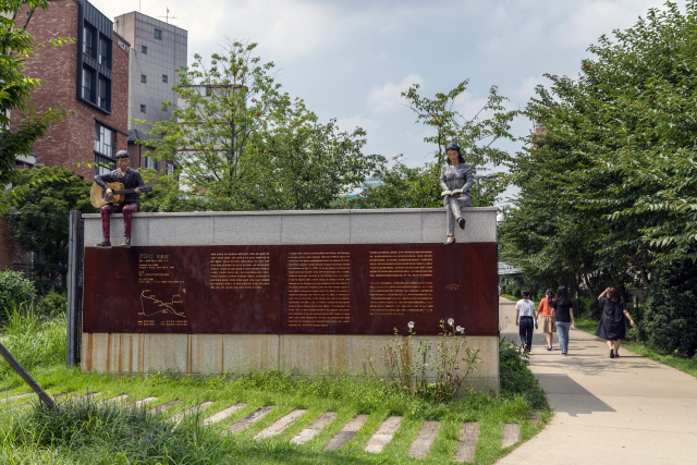 홍대입구역과 와우교 사이 경의선숲길 구간에는 경의선책거리가 조성돼 있다./사진제공=서울관광재단