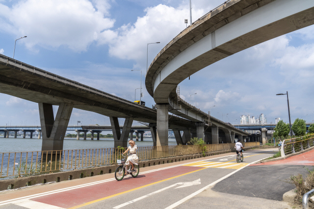 마포나루길 자전거도로는 강변북로와 마포대교 아래로 지나간다./사진제공=서울관광재단