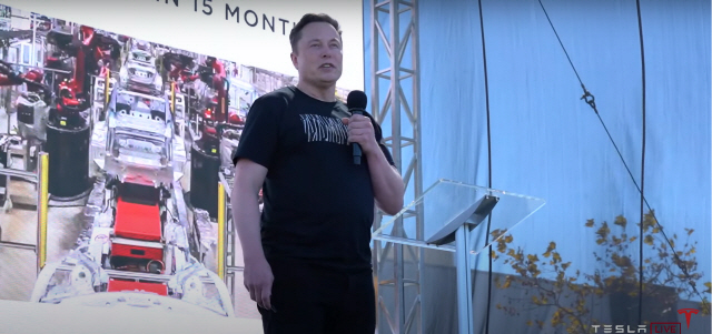 22일(현지시간) 미국 캘리포니아 프리몬트 공장에서 열린 ‘2020 주주총회 및 배터리데이’에서 일론 머스크 테슬라 최고경영자(CEO)가 발언하고 있다. /테슬라 유튜브 캡처
