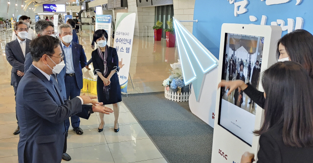 김영삼(왼쪽 첫번째) 한국전자기술연구원(KETI) 원장이 23일 김포 국제공항에서 KETI가 개발한 인공지능기반 수어 안내 시스템을 직접 이용해 보고 있다. /사진제공=KETI