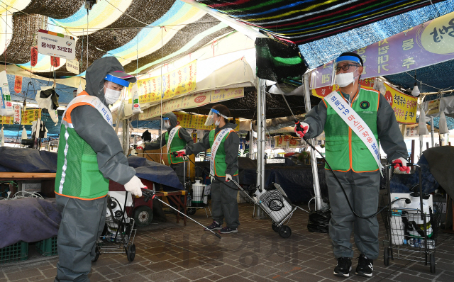 추석을 1주일여 앞둔 23일 오후 경기도 성남시 모란민속5일장에서 성남시자율방재단 단원들이 시장 곳곳을 방역하며 재개장 준비를 하고 있다. 코로나19 확산으로 지난 2달간 장이 열리지 않았던 전국 최대 규모의 5일장인 모란민속5일장은 24일 다시 문을 연다./성남=오승현기자 2020.09.23