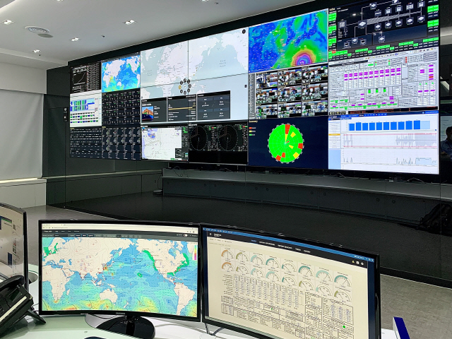 23일부터 국내 해운업계 최초로 본격적인 운영에 들어간 ‘선박종합상황실 (Fleet Control Center)’ 내부 모습./사진제공=HMM