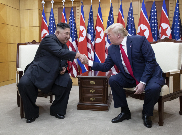 도널드 트럼프 미국 대통령과 북한 김정은 국무위원장이 지난해 6월 30일 판문점 남측 자유의 집에서 회담하고 있다./연합뉴스