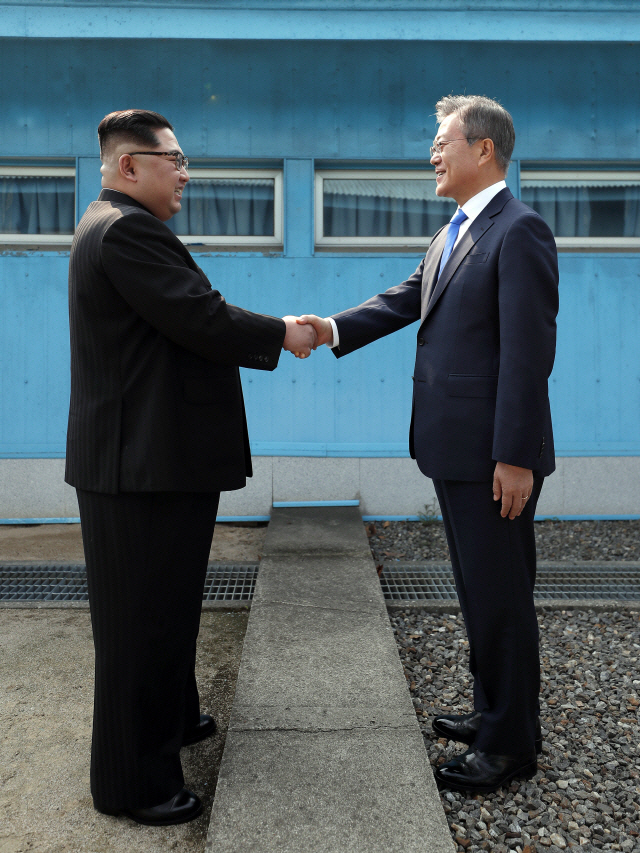 문재인 대통령과 김정은 북한 국무위원장이 지난 2018년 4월 27일 판문점에서 악수를 나누고 있다./연합뉴스