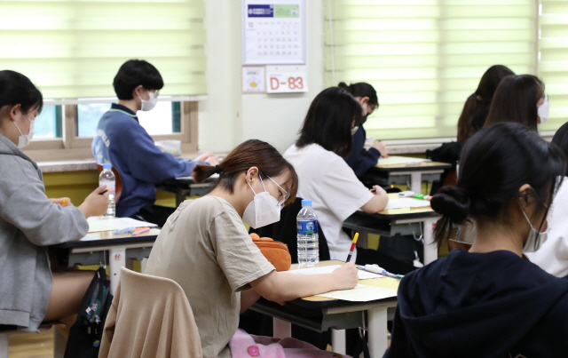 수험생들이 지난 16일 서울 영등포구 여의도여고에서 수능 9월 모의평가를 치르고 있다. /서울경제DB