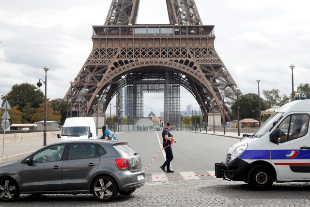 23일 한동안 출입이 봉쇄된 에펠탑을 현지 경찰이 통제하고 있다. /로이터연합뉴스