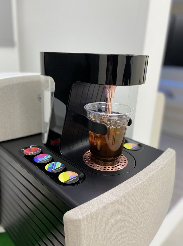 LG전자와 현대자동차가 선보인 ‘아이오닉 콘셉트 캐빈’에 탑재된 캡슐형 커피머신/사진제공=LG전자