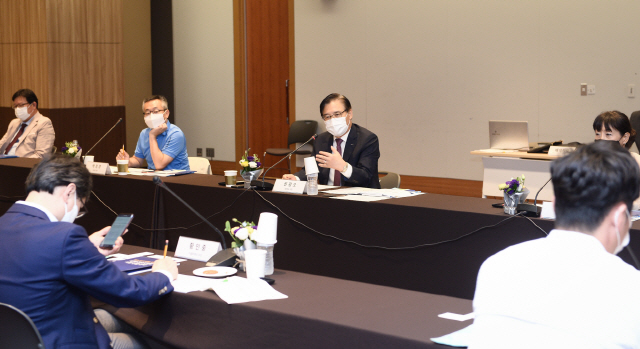 권평오 (가운데) KOTRA 사장이 23일 서울 삼성동에서 열린 ‘수출활력 강화를 위한 K-방역 기업간담회’에서 발언하고 있다./사진제공=KOTRA