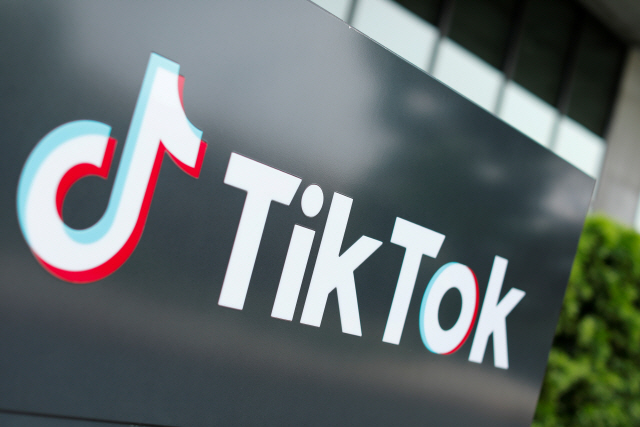 FILE PHOTO: The TikTok logo is pictured outside the company‘s U.S. head office in Culver City, California, U.S., Sept. 15, 2020.   REUTERS/Mike Blake/File Photo        <저작권자(c) 연합뉴스, 무단 전재-재배포 금지>
