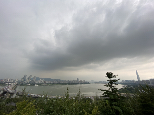 지난 16일 서울 강남구에서 바라본 한강 상공에 먹구름이 짙게 깔려 있다. /연합뉴스
