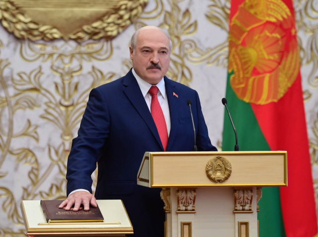 '26년 장기독재' 벨라루스 대통령, 기습 취임식 열어…야권 반발