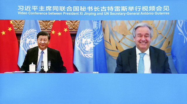 시진핑(왼쪽) 중국 국가주석이 23일 안토니우 구테흐스 유엔 사무총장과 화상회담을 진행하고 있다. /신화연합뉴스