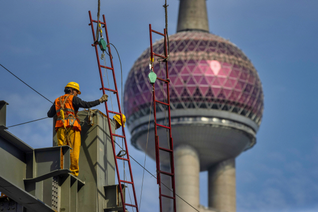 지난 7월 중국 상하이의 고층 빌딩 공사 현장에서 근로자들이 작업을 하고 있다. 중국의 국가자본주의는 초반 높은 경제성장률을 달성했지만 불평등과 부패를 낳았다./EPA연합뉴스