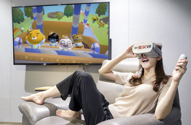 VR 게임을 즐기는 모습./사진제공=SK텔레콤