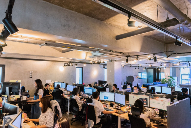 게임베리 직원들이 서울 서초구 본사 사무실에서 일하고 있다.직원들은 업무시간에 음악을 들을 수도 있다.  /사진제공=게임베리