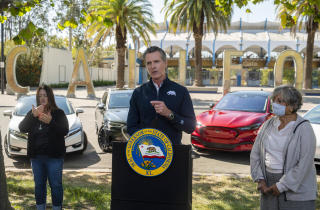 23일(현지시간) 개빈 뉴섬(가운데) 미국 캘리포니아주지사가 새크라멘토 칼 엑스포에서 기자회견을 열고 오는 2035년부터 신규 내연기관 차량의 판매를 중단하겠다고 발표하고 있다./AP연합뉴스
