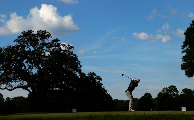 <YONHAP PHOTO-1451> ATLANTA, GEORGIA - SEPTEMBER 05: Lanto Griffin of the United States plays his shot from the 17th tee during the second round of the TOUR Championship at East Lake Golf Club on September 05, 2020 in Atlanta, Georgia.   Sam Greenwood/Getty Images/AFP  == FOR NEWSPAPERS, INTERNET, TELCOS & TELEVISION USE ONLY ==/2020-09-06 06:46:13/<저작권자 ⓒ 1980-2020 ㈜연합뉴스. 무단 전재 재배포 금지.>
