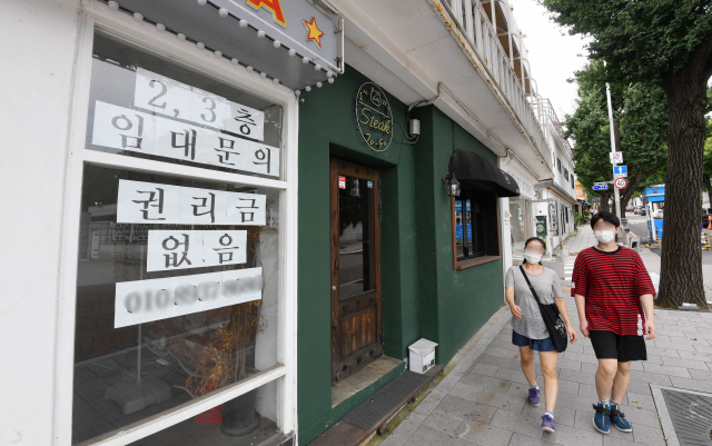 서울 삼청동의 한 문닫은 상가에 권리금 없이 임대를 내놓는 안내문이 붙어 있다.