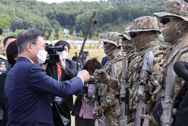 문재인 대통령이 25일 오전 경기도 이천시 육군 특수전사령부에서 열린 제72주년 국군의 날 기념식에 참석, 특수전부대원들을 격려하고 있다./연합뉴스