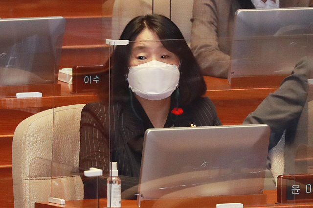 윤미향 더불어민주당 의원이 지난 22일 국회 본회의에 참석하고 있다. /연합뉴스