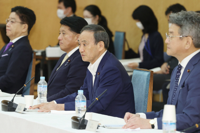 스가 요시히데(오른쪽 두번째) 일본 총리가 25일 도쿄 총리관저에서 열린 디지털개혁회의에 참석해 발언하고 있다. 스가 총리는 이날 회의에서 일본 지방자치단체의 서로 다른 행정 시스템을 오는 2025년 말까지 통합하라고 지시했다./AFP연합뉴스