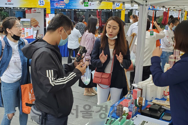 25일 중국인 왕훙이 ‘K-FESTA’에 나온 한국 화장품을 소개하고 있다.