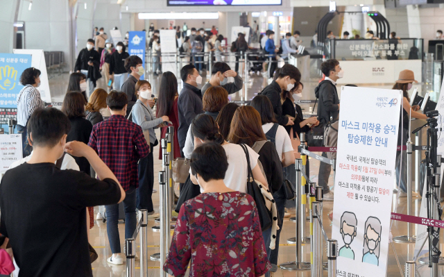 제주로 향하는 시민들이 25일 오전 김포공항 국내선 출발 보안검색대에서 탑승 순서를 기다리고 있다. 제주도는 최대 30만명이 입도할 것으로 예상되는 26일부터 오는 10월4일까지를 ‘추석 연휴 특별방역 집중관리 기간’으로 정했다. /이호재기자