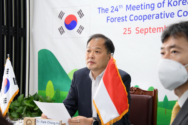 박종호(사진 왼쪽) 산림청장이 정부대전청사에서 제24차 한-인도네시아 산림협력위원회를 화상으로 갖고 있다. 사진제공=산림청