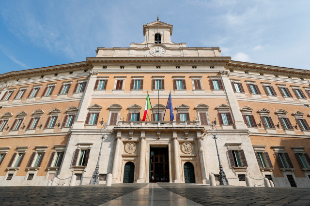 이탈리아가 최근 의원 수 감축 개헌안을 국민투표로 통과시켜 오는 2023년부터 상하원의원 수를 각각 36.5%씩 줄인다. 사진은 로마 하원의사당 전경.  /로이터연합뉴스