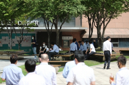 지난 10일 점심시간 서울 시내에서 직장인들이 그늘을 찾아 휴식을 취하고 있다./연합뉴스