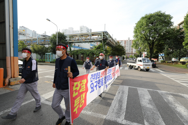 지난 21일 한국GM 인천 부평공장에서 노동조합원들이 ‘2020 임금 및 단체협상’ 투쟁 승리를 위한 선전전을 펼치고 있다./노조 홈페이지 캡처