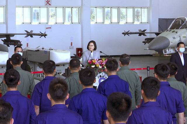 차이잉원 대만 총통이 지난 22일 한 공군기지를 방문해 발언하고 있다. /AP연합뉴스