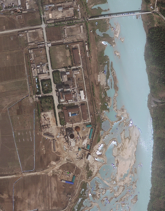지난 2013년 4월 2일(현지시간) 북한이 2007년 10월 6자회담 합의에 따라 가동중단한 5MW 흑연감속로를 포함 모든 핵시설을 재가동하겠다고 선언한, 영변 핵시설 주위 위성사진. 이는 같은 해 3월 30일 촬영됐다. /연합뉴스