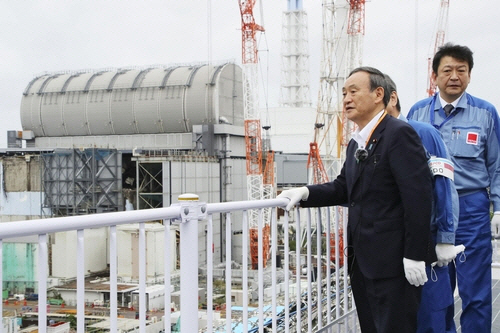 스가 요시히데 일본 총리가 26일 후쿠시마 제1원전을 방문해 폐로 작업이 진행 중인 현장을 둘러보고 있다. /연합뉴스