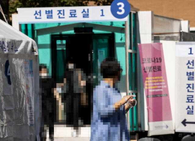 27일 서울 국립중앙의료원 선별진료소를 찾은 시민들이 진료실을 나서고 있다. /연합뉴스