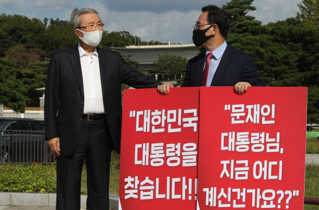 김종인(왼쪽) 국민의힘 비대위원장이 27일 오후 청와대 분수대 앞에서 1인 시위에 나선 주호영 원내대표를 만나고 있다. /연합뉴스